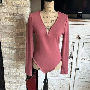 Very j boutique brand thermal style mauve bodysuit long sleeve v neck snap close